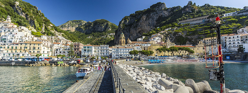 Vackra Amalfi by vid havet.